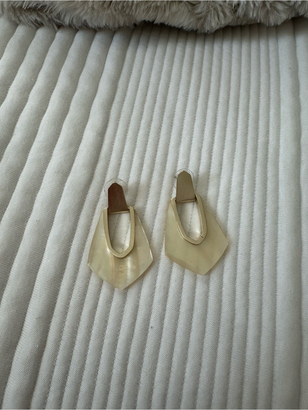 Kendra Scott Gold-Tone and Cream Geometric Drop Earrings